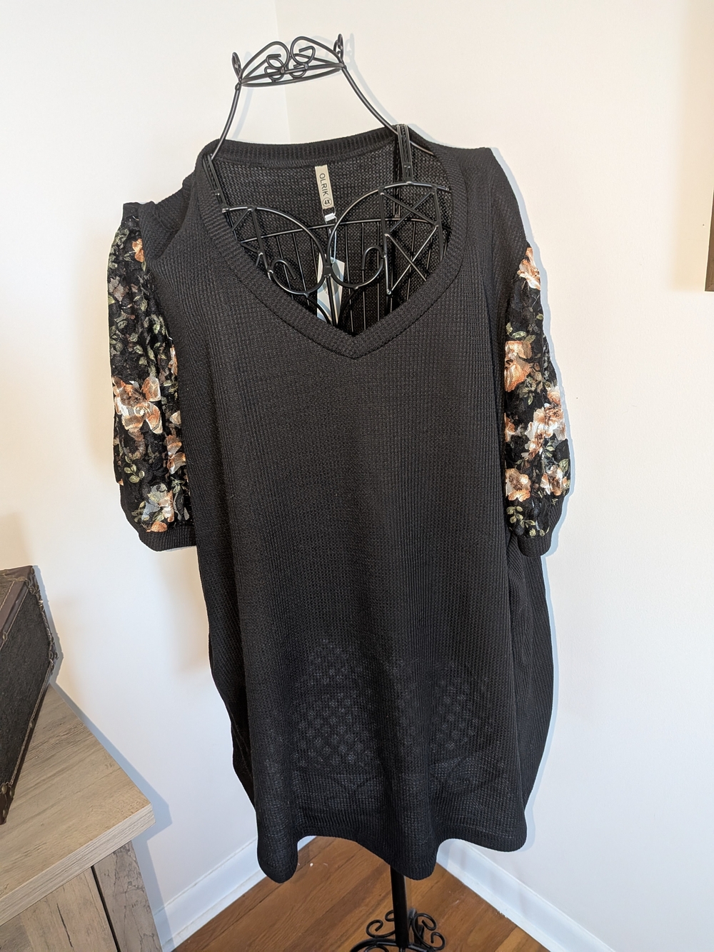 NWT OLRIK Black Waffle Knit V-Neck Lace Floral Puff Sleeve Top Plus Size 4X